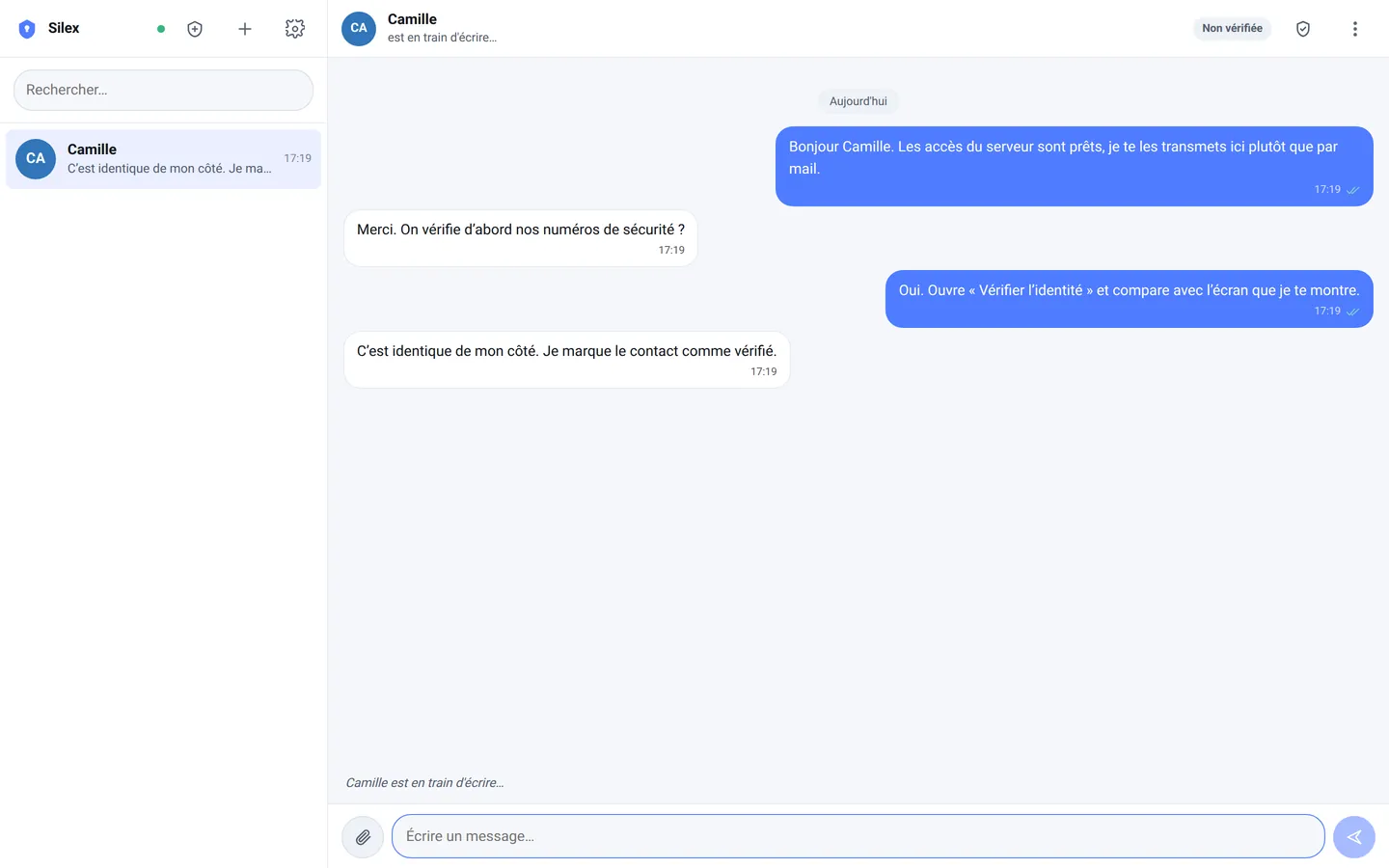 Interface de Silex sur ordinateur : liste des conversations à gauche, échange de messages entre deux comptes de démonstration à droite.